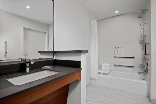 奇诺Fairfield by Marriott Inn & Suites Chino的浴室配有盥洗盆和浴缸。