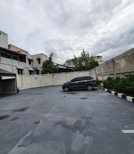 LampungCut Nyak Dien Guest House的停在停车场的黑色汽车
