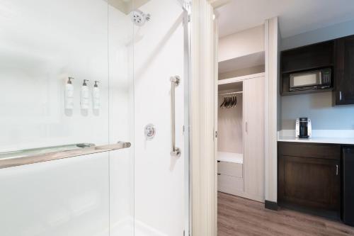 科尼尔斯Springhill Suites by Marriott Conyers的带淋浴和盥洗盆的浴室