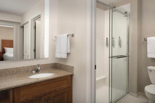 费耶特维尔Residence Inn by Marriott Fayetteville Cross Creek的一间带水槽和淋浴的浴室