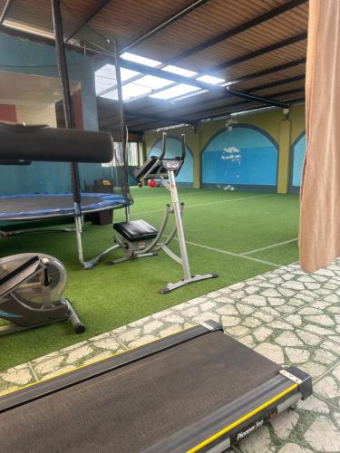 卡哈马卡Hotel Elegant的一个带跑步机和网球场的健身房