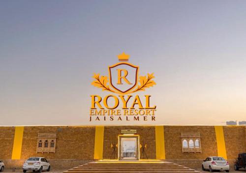 斋沙默尔Royal Empire Resort Jaisalmer的建筑物前的标志
