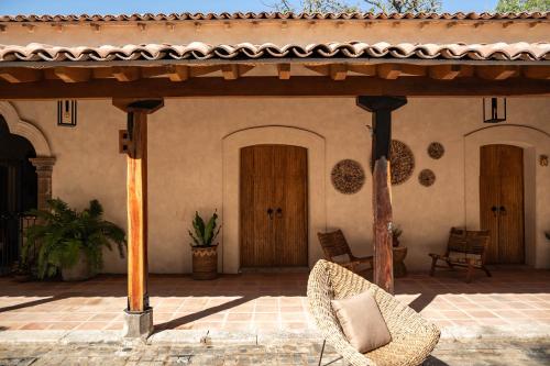 ComalaLa Paranera Hotel & Relax的天井上带椅子的房屋门廊