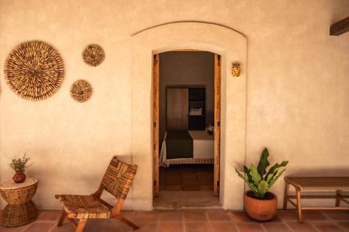 ComalaLa Paranera Hotel & Relax的通往带椅子的房间和卧室的门道