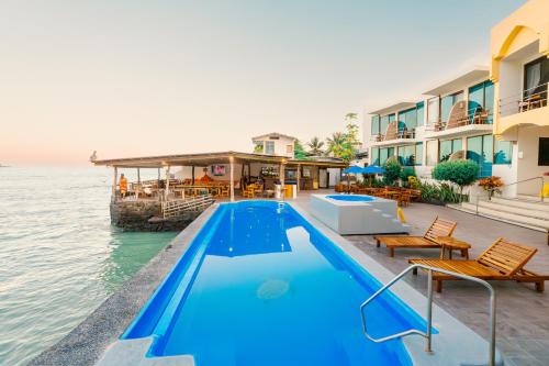 阿约拉港索利马尔酒店的度假村游泳池的图片