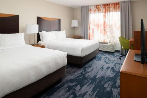 波特兰波特兰机场万豪费尔菲尔德套房酒店的酒店客房设有两张床和电视。