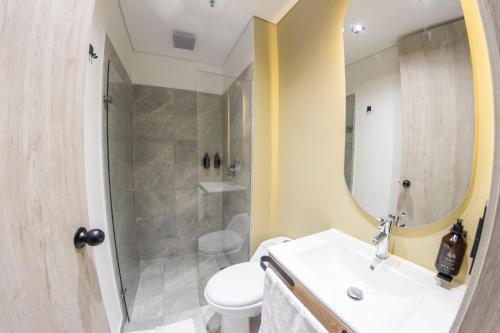 麦德林Sonata 44 Hotel Laureles的一间带水槽、淋浴和卫生间的浴室