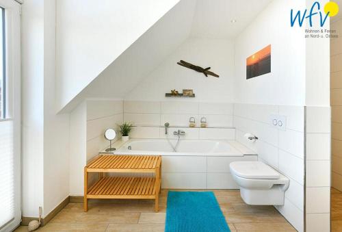 于斯德Haus Kiek in't Watt- Ferienwohnung Quartier 7 Ost的白色的浴室设有浴缸和卫生间。