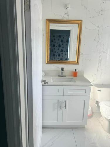 特雷热比奇CLIFF POINT的白色的浴室设有水槽和镜子