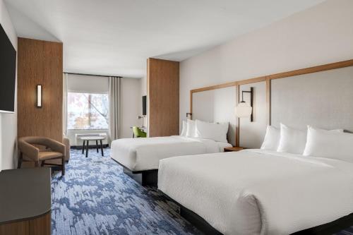开普吉拉多Fairfield by Marriott Inn & Suites Cape Girardeau的酒店客房配有两张床和一张书桌