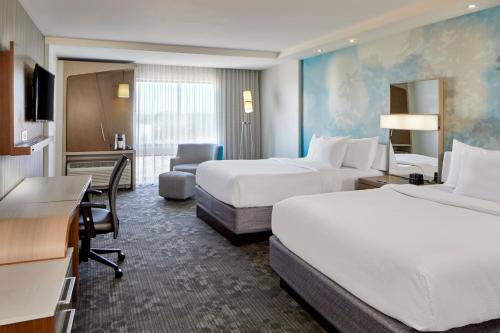 利西亚斯普林斯Courtyard by Marriott Atlanta Lithia Springs的酒店客房配有两张床和一张书桌