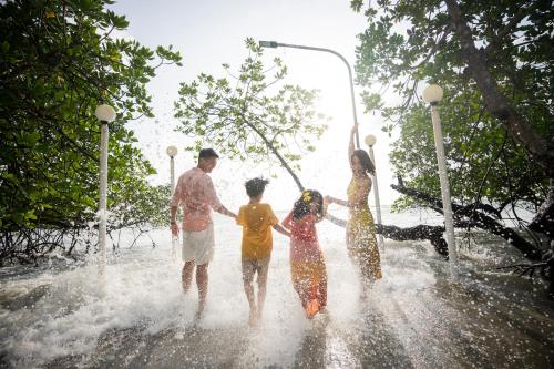 博拉科特Bintan Exotica Resort的一群人在水中玩耍