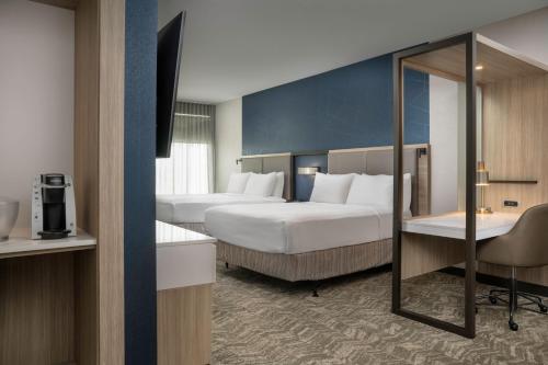 GardendaleSpringHill Suites by Marriott Birmingham Gardendale的酒店客房配有两张床和一张书桌