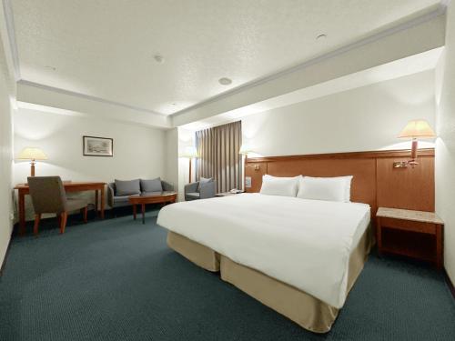新竹大道城饭店的酒店客房设有一张大床和一张书桌。