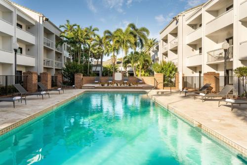 西棕榈滩Courtyard by Marriott West Palm Beach的大楼前的游泳池