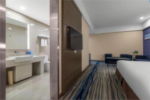 沈阳沈阳北站智选假日酒店的酒店客房设有水槽和浴室