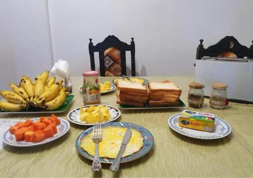 阿努拉德普勒Feel Like Home Anuradhapura的一张桌子,上面放着食物和水果盘