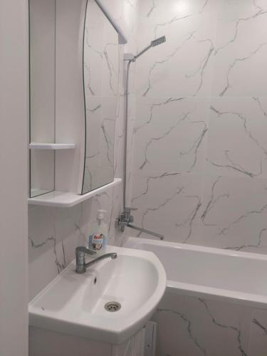 科克舍套Квартира посуточно的白色的浴室设有水槽和镜子