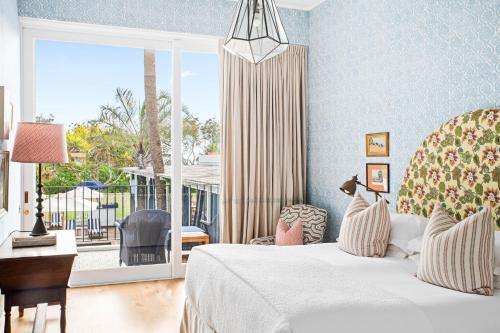 卡巴雷塔海滩Halcyon House的一间卧室设有一张床和一个阳台的窗户。