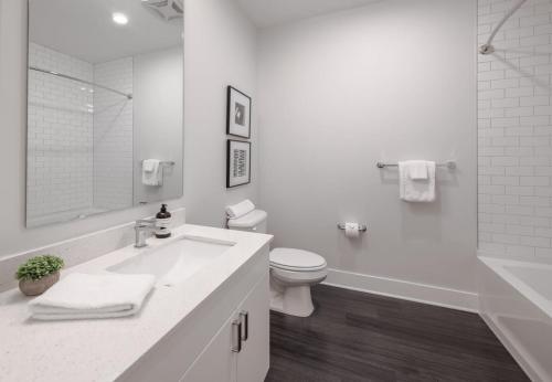 辛辛那提Cozysuites l Gorgeous 1BR in Downtown Cincinnati的白色的浴室设有卫生间和水槽。
