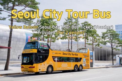 首尔Nine Tree Premier Hotel Insadong Myeongdong的停在街上的黄色双层巴士