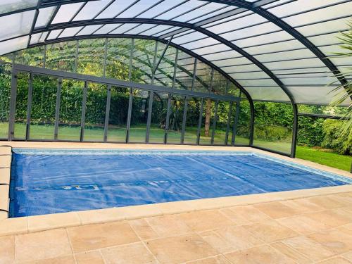 FirfolVilla de 5 chambres avec piscine privee jardin clos et wifi a Firfol的一座带拱形屋顶的大型游泳池
