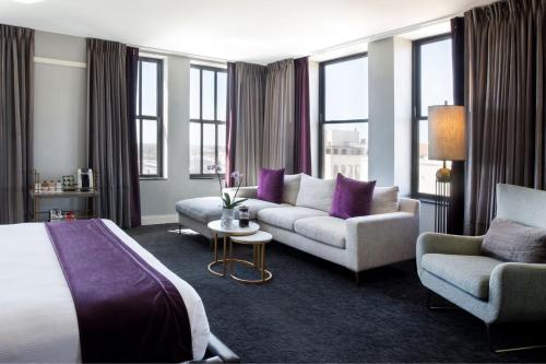 威奇托威奇托大使签名收藏酒店的酒店客房带床、沙发和窗户