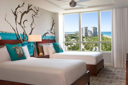 棕榈滩海岸笙歌岛棕榈滩万豪度假酒店暨Spa的配有大窗户的酒店客房内的两张床