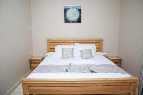 Kigoma Suites客房内的一张或多张床位