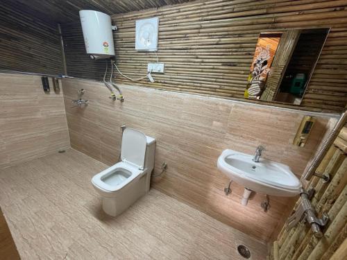 范兰德凡Gopika Resort的一间带卫生间和水槽的浴室