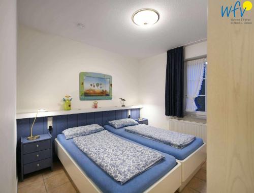 于斯德Luv und Lee Ferienwohnung Westerhever的一间卧室设有两张床和窗户。