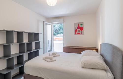博索莱伊One Bedroom Flat Near Monaco的一间卧室设有一张床和一个书架