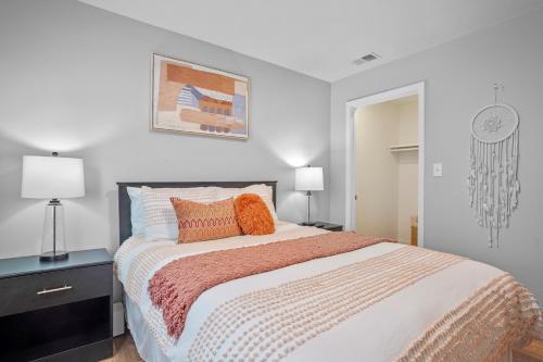 斯普林菲尔德Downtown Med District: Stylish & Modern 2BD, 1BA Capital City Escape!的一间卧室配有一张带橙色枕头的大床
