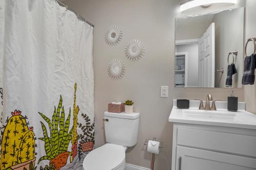 斯普林菲尔德Downtown Med District: Stylish & Modern 2BD, 1BA Capital City Escape!的浴室设有淋浴帘、卫生间和水槽