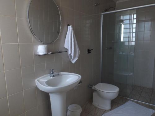 巴乌鲁Martha Office Hotel的一间带水槽、卫生间和镜子的浴室