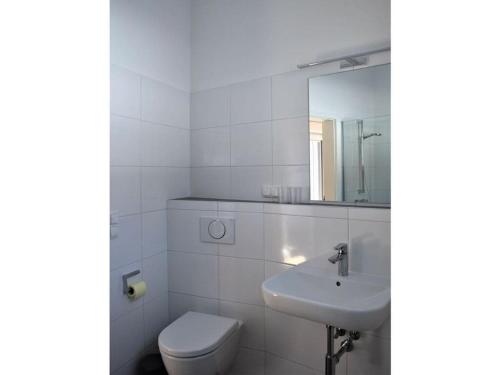米尔施塔特House Lammersdorf的白色的浴室设有卫生间和水槽。