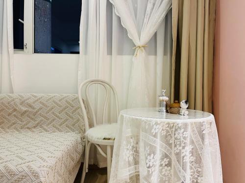 重庆重庆山川的民宿四店的一张桌子和一把带白色窗帘的椅子