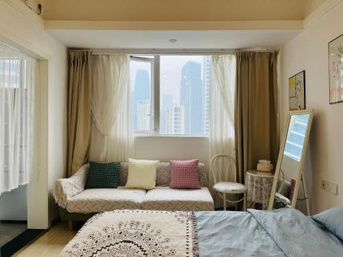 重庆重庆山川的民宿四店的带沙发和窗户的客厅