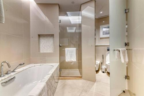迪拜Address Sky View Tower 2 - Luxury 3Beds + Maids的白色的浴室设有浴缸和卫生间。