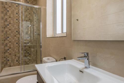 卢加Town House in the Heart of Luqa - close to Malta International Airport的一间带水槽和淋浴的浴室