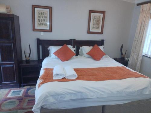 逊邱伦Lapalosa Lodge的一间卧室配有一张大床和两条毛巾