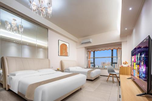 成都娅遇国际酒店公寓(新会展中心店)的一间卧室配有一张大床和一台平面电视