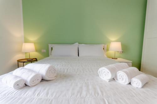 米兰Delizioso Appartamento - A/C, Netflix e Balcone的卧室配有白色床和毛巾