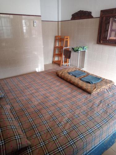 勒吉安塞帕卡2号民宿的一张大床,放在一个房间里,上面有毯子
