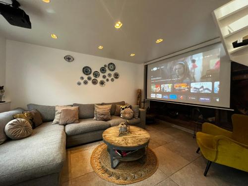 IlpendamLuxury apartment in farmhouse near Amsterdam的带沙发和平面电视的客厅