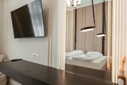 奥拉迪亚阿斯托瑞上豪大酒店的镜子中卧室的反射,镜子中的床