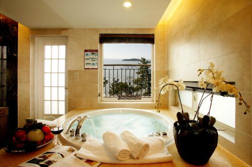 SinanEldorado Resort的带浴缸和窗户的浴室