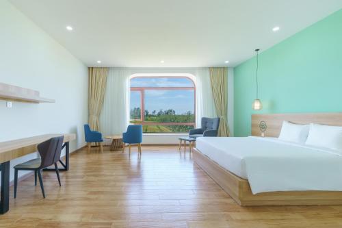 Ba TriVinaEcolife Lodge的酒店客房设有一张床和一个大窗户