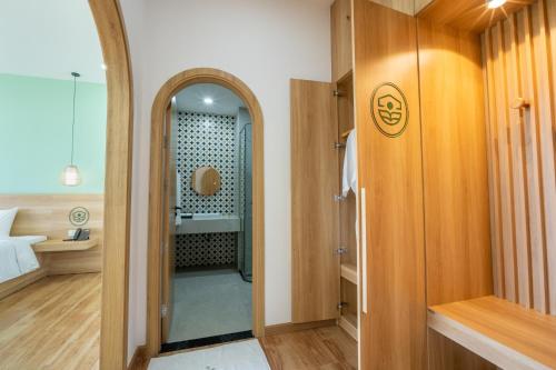 Ba TriVinaEcolife Lodge的客房设有带淋浴和镜子的浴室
