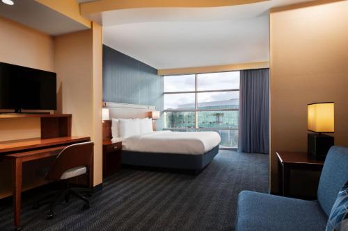 圣何塞圣荷西北/硅谷万怡酒店的酒店客房设有一张床、一张书桌和一台电视机。